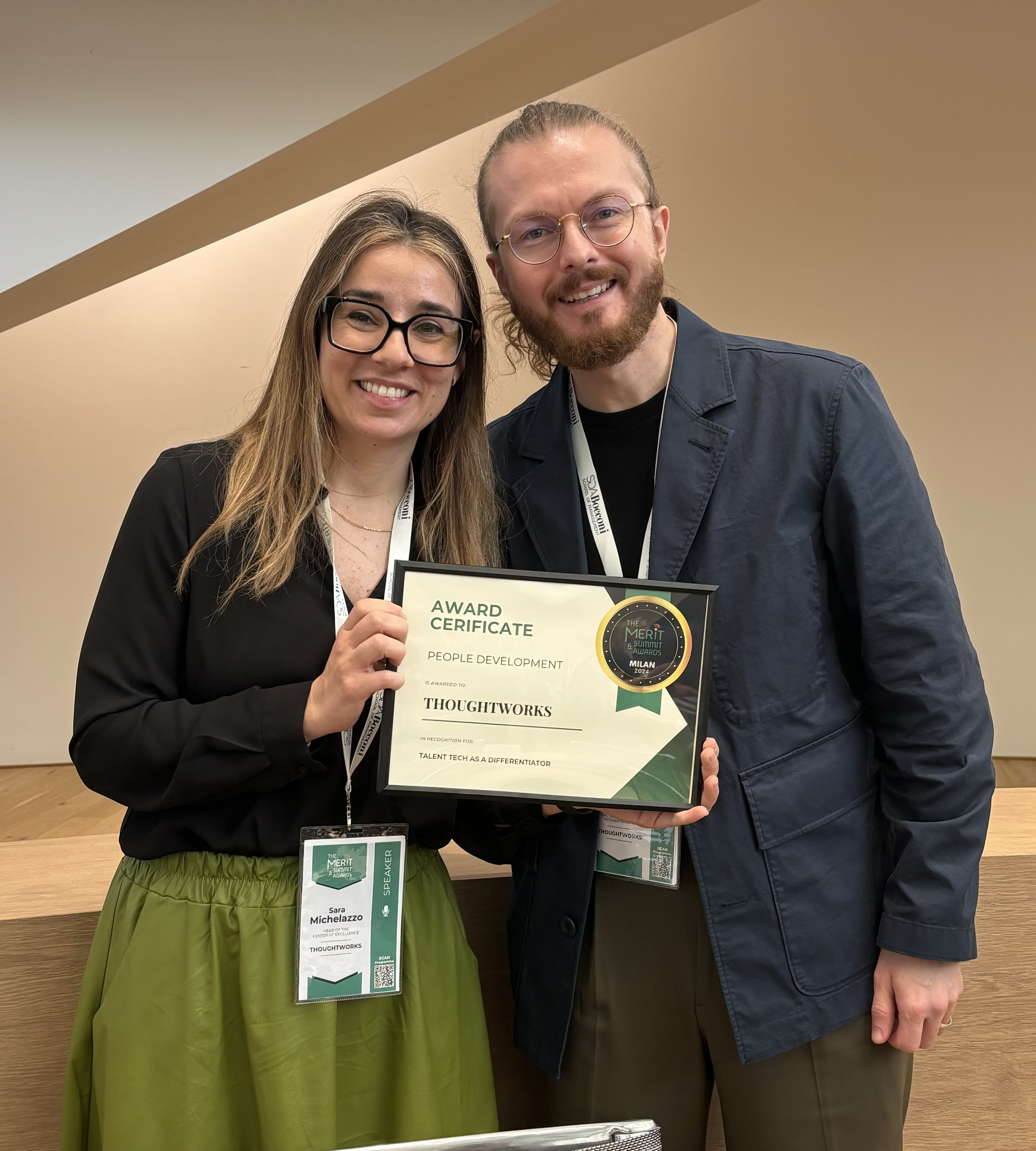 Thoughtworkers Sara Michelazzo and Ricardo Miranda with the award